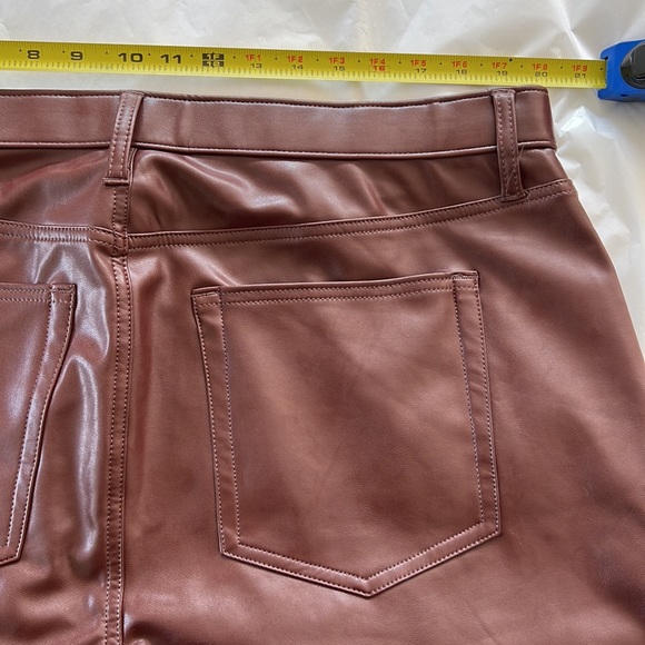 Abercrombie & Fitch Curve Love Vegan Leather 90s Straight Pants - Picture 9 of 10